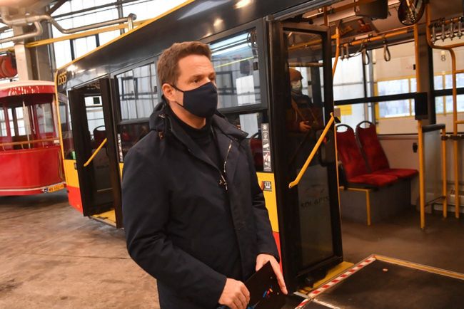 Warszawa. Prezydent Warszawy Rafał Trzaskowski podczas konferencji prasowej w zajezdni autobusowej MZA przy ul. Stalowej