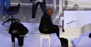 SuperBowl. Eminem klęka na scenie. To ważny gest
