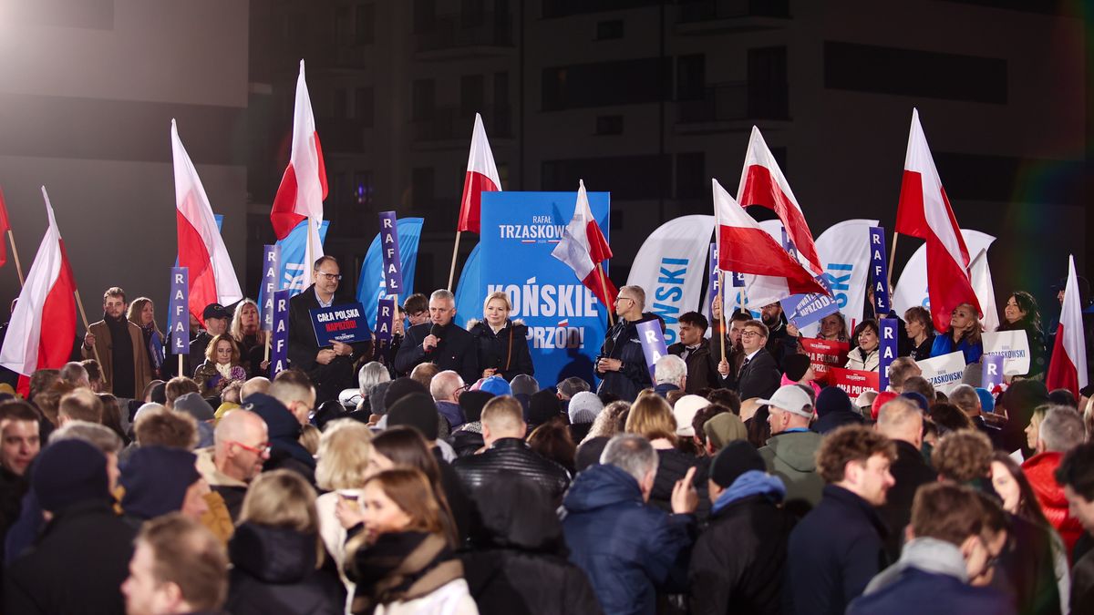 Końskie, 11.04.2025. Wybory Prezydenta RP 2025 - kampania. Zwolennicy Rafała Trzaskowskiego przed debatą prezydencką w Końskich, 11 bm. (ad) PAP/Adam Kumorowicz
