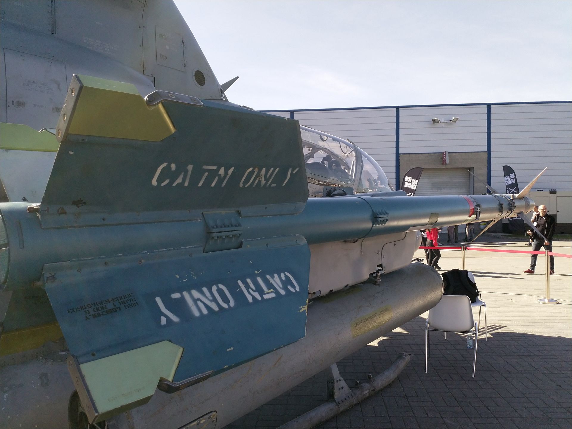 Treningowy AIM-9 Sidewinder na AH-1Z Viper. Brak głowicy bojowej i silnika rakietowego, ale sprawna głowica naprowadzająca.