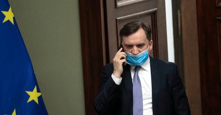 "To jest skandaliczne". Miażdżący raport NIK dla Ziobry. Schetyna komentuje