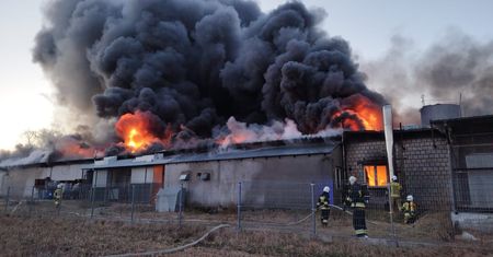 Słup czarnego dymu. Płoną magazyny z parafiną