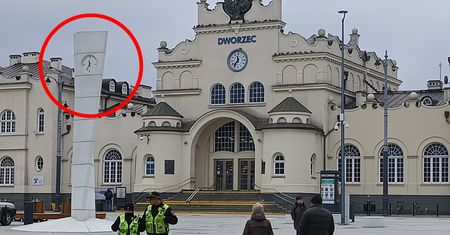 Zieleni przed nowym dworcem w Lublinie nie ma. Są za to aż dwa zegary. "Po co?"