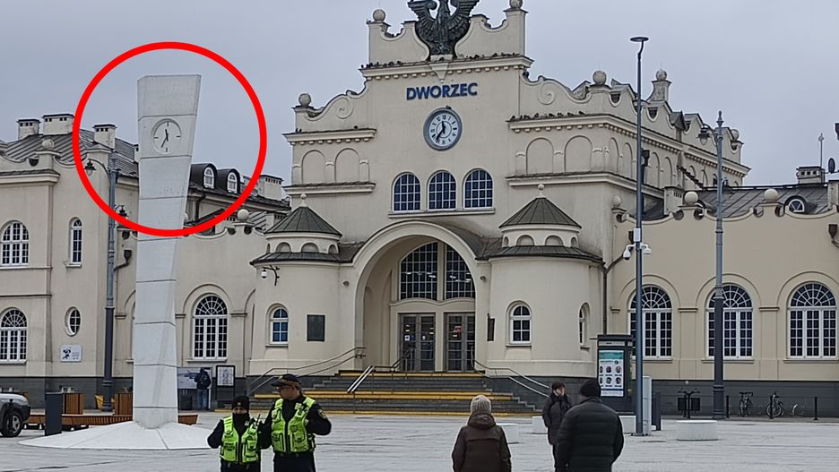 Konstrukcja powstała przed nowym dworcem. Problem w tym, że zegar jest tu niepotrzebny, bo lepiej widoczny jest zegar z dworca kolejowego