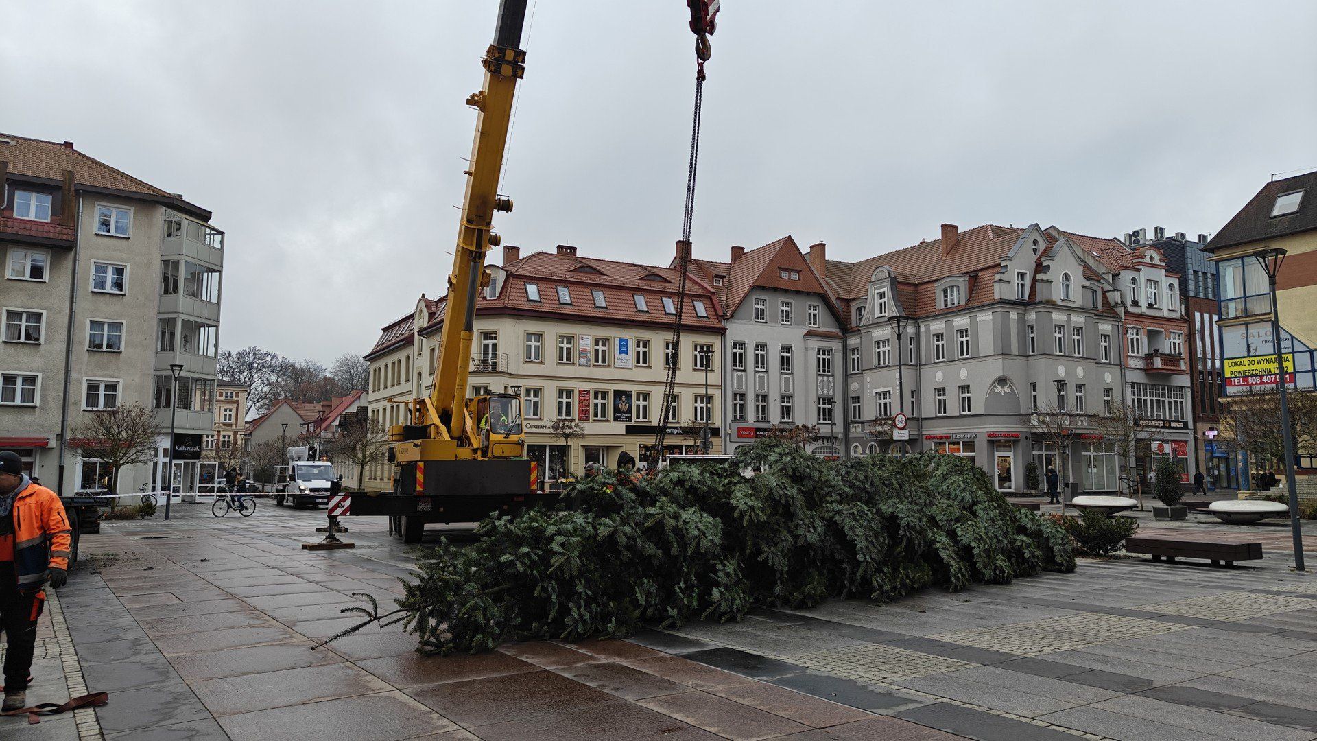 Montaż choinki na Placu Wolności w Szczecinku