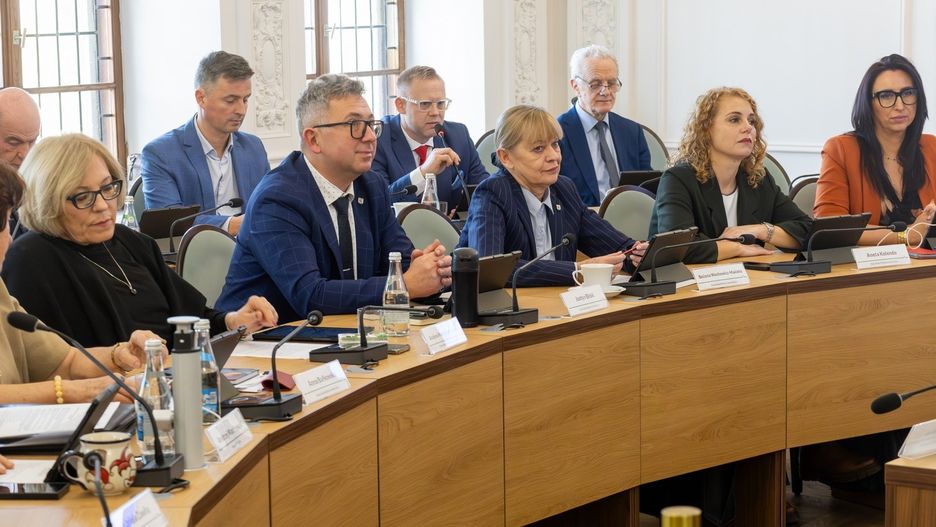 12.11.2025 Sesja Rady Miejskiej Jeleniej Góry. Przegłosowano podwyżki lokalnych opłat