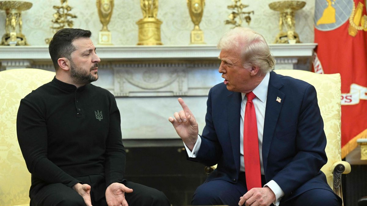 Wo?odymyr Ze?enski w Waszyngtonie
US President Donald Trump and Ukraine's President Volodymyr Zelensky meet in the Oval Office of the White House in Washington, DC, February 28, 2025. Zelensky on February 28 told Trump there should be "no compromises" with Russian President Vladimir Putin as the parties negotiate to end the war after Moscow's invasion. (Photo by SAUL LOEB / AFP)
SAUL LOEB