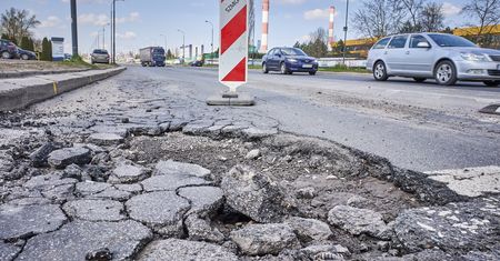 Wraca zmora polskich kierowców, ale też i samorządów. To będzie drogi "sezon dziur"
