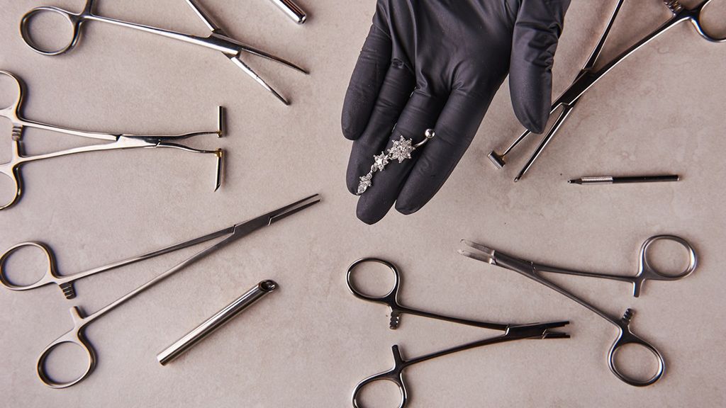 Przekłucie sutków najlepiej wykonać w profesjonalnym salonie piercingowym