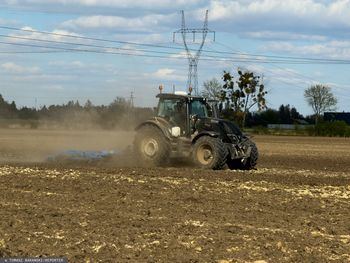 Tragedia na polu w Kikowie. Ciągnik przygniótł 14-latkę