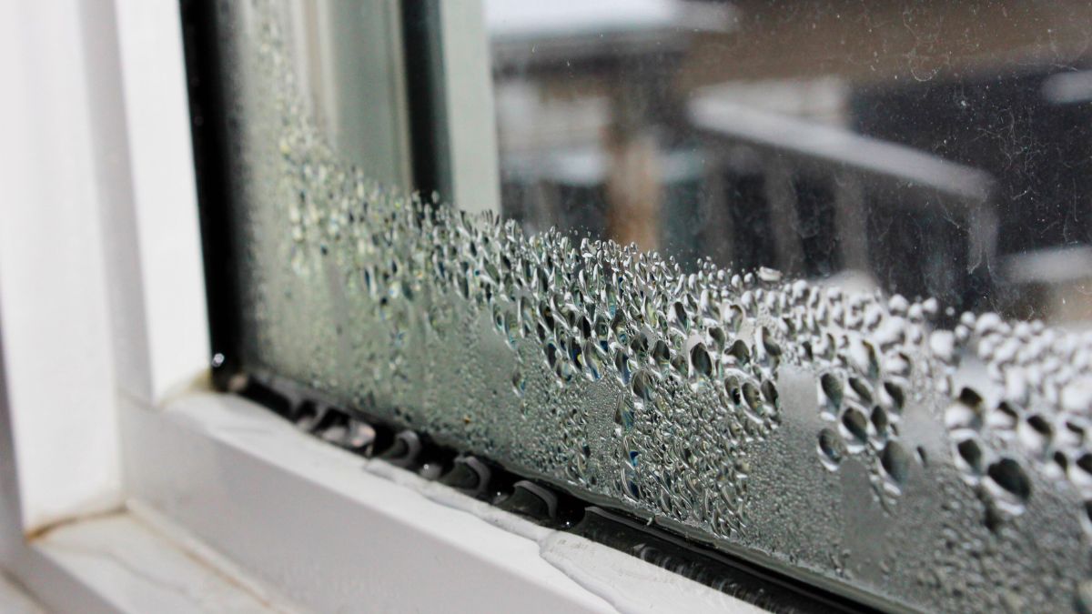 Okno z kroplami wilgoci