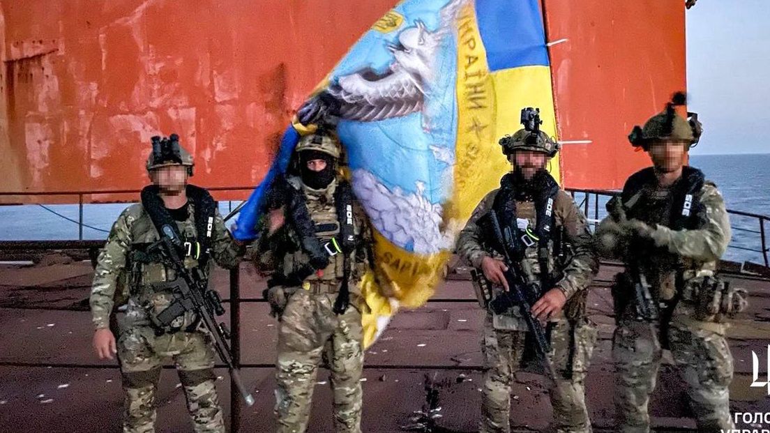 Operatorzy wywiadu wojskowego Ukrainy (HUR) na jednej z platform wydobywczych "Wieże Bojki"