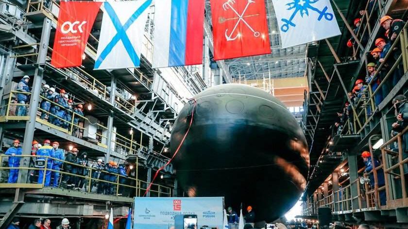 Rosyjski okręt podwodny w stoczni "Admirałtiejskije" w Petersburgu
