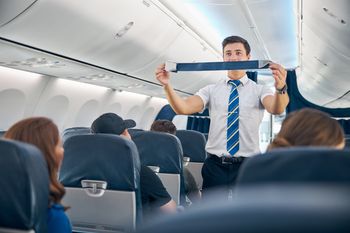 Jak zostać stewardessą lub stewardem? Sito selekcji jest bardzo gęste