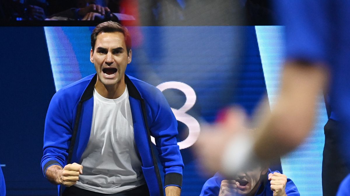 Team Europe member Roger Federer reacts after his team won a crucial point during a doubles match between Team World's Jack Sock and Felix Auger-Aliassime and Team Europe's Andy Murray and Matteo Berrettini at the Laver Cup tennis tournament at the O2 Arena in London, Britain, 25 September 2022. EPA/ANDY RAIN Dostawca: PAP/EPA.