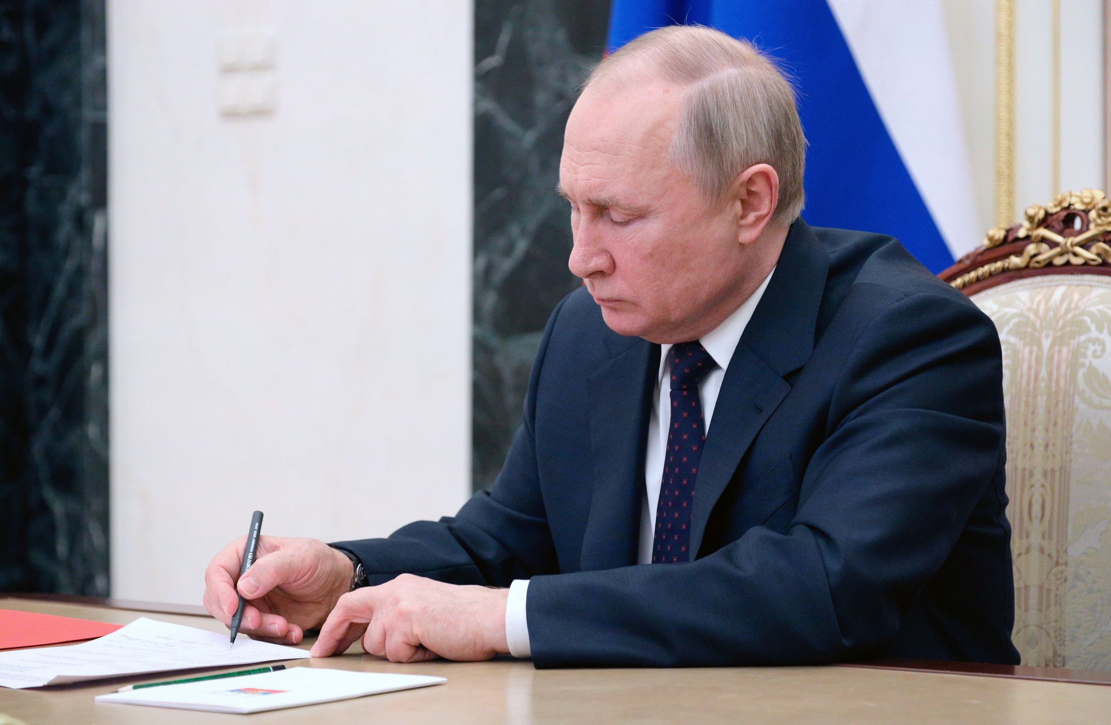  epa09816775 Russian President Vladimir Putin chairs a meeting with permanent members of the Russsia's Security Council via teleconference call at the Kremlin in Moscow, Russia, 11 March 2022.  EPA/MIKHAIL KLIMENTYEV / SPUTNIK / KREMLIN POOL MANDATORY CREDIT Dostawca: PAP/EPA.