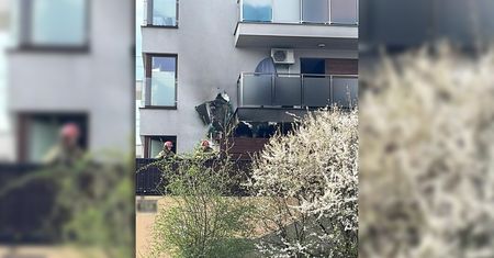 Strażacy otrzymali zgłoszenie o pożarze mieszkania. Na miejscu okazało się, że płonie klimatyzator na balkonie