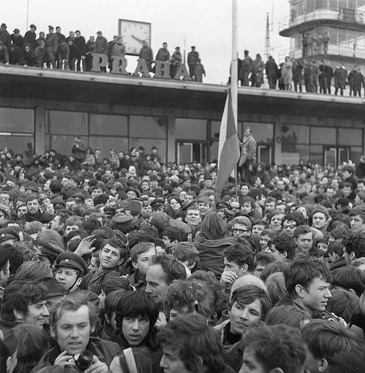 Tłumy kibiców witają swoich bohaterów na praskim lotnisku. 31 marca 1969 rok