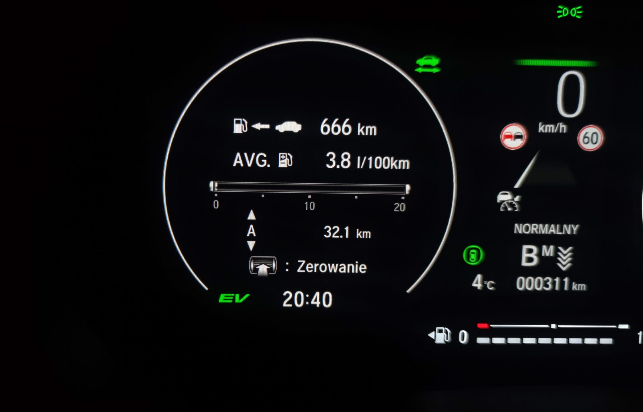 3,8 l/100 km z 32-kilometrowej, testowej pętli po mieście. To się nazywa oszczędna hybryda