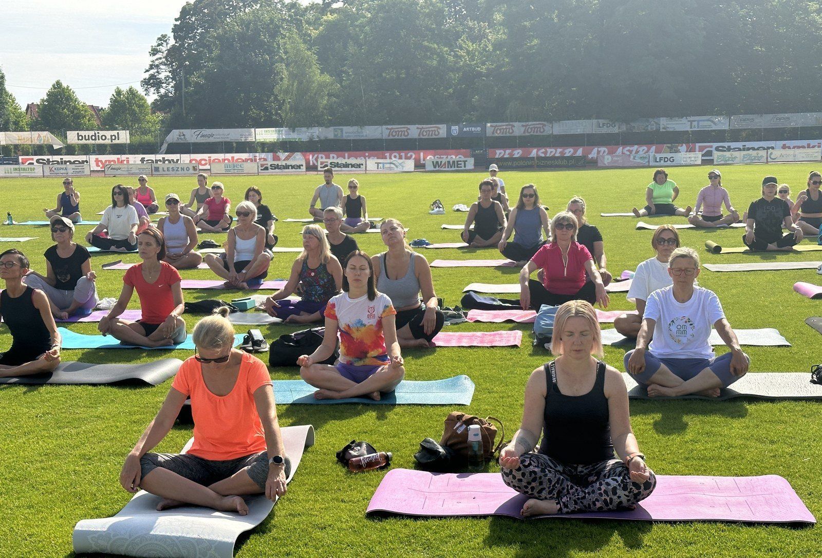 Joga na stadionie w Lesznie
