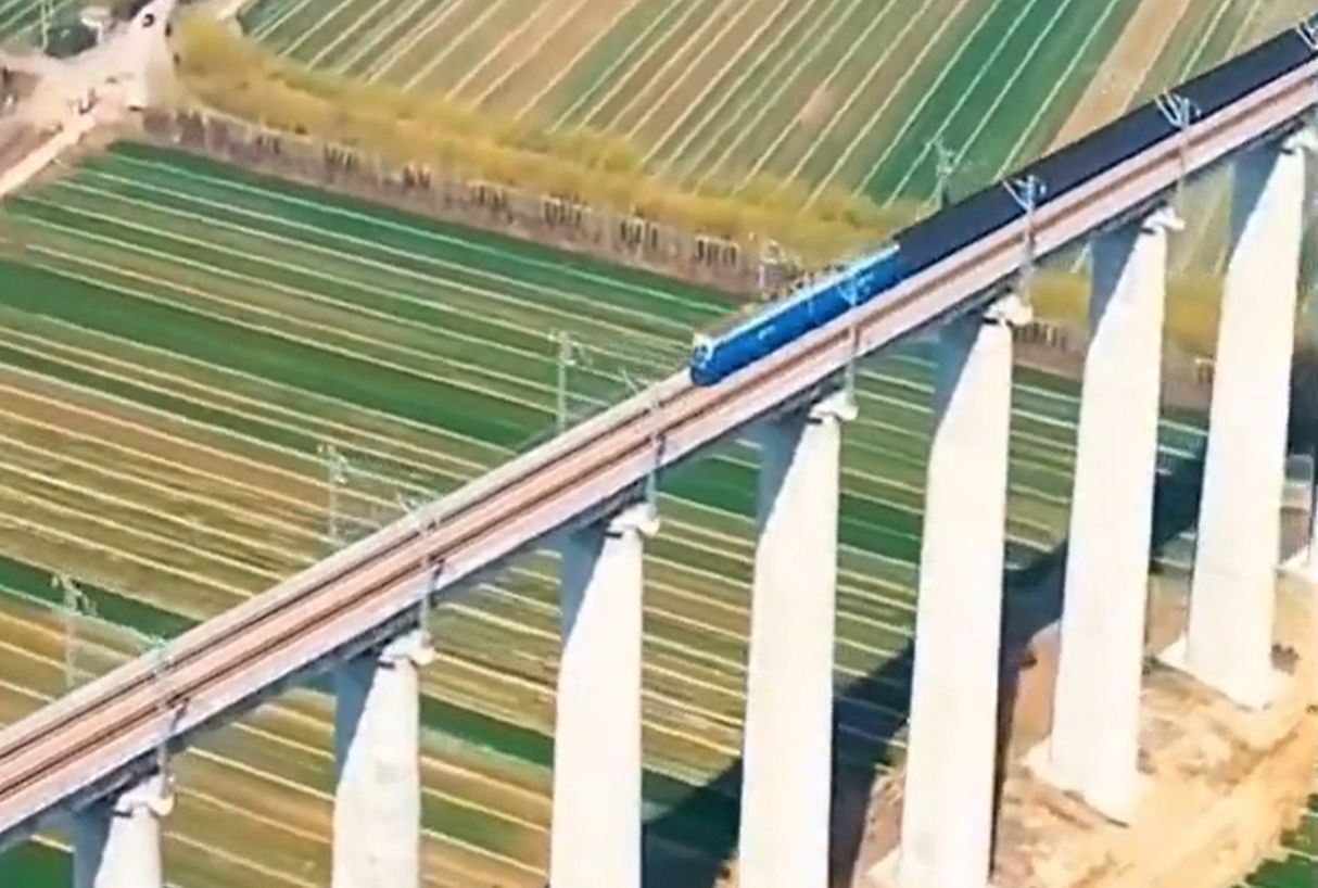 Chiński pociąg rozpędza się do niewiarygodnej prędkości. Wideo jest hitem sieci