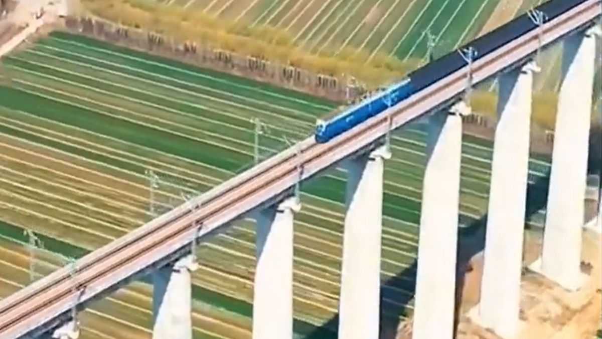 Chiński pociąg rozpędza się do niewiarygodnej prędkości. Wideo jest hitem sieci 1