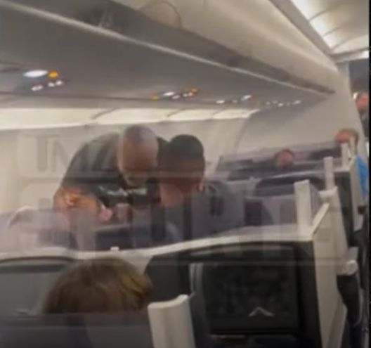 Mike Tyson POBIŁ fana w samolocie