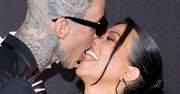 U Kourtney Kardashian i Travisa Barkera BEZ ZMIAN: Migdalą się na tle kościotrupów (ZDJĘCIA)