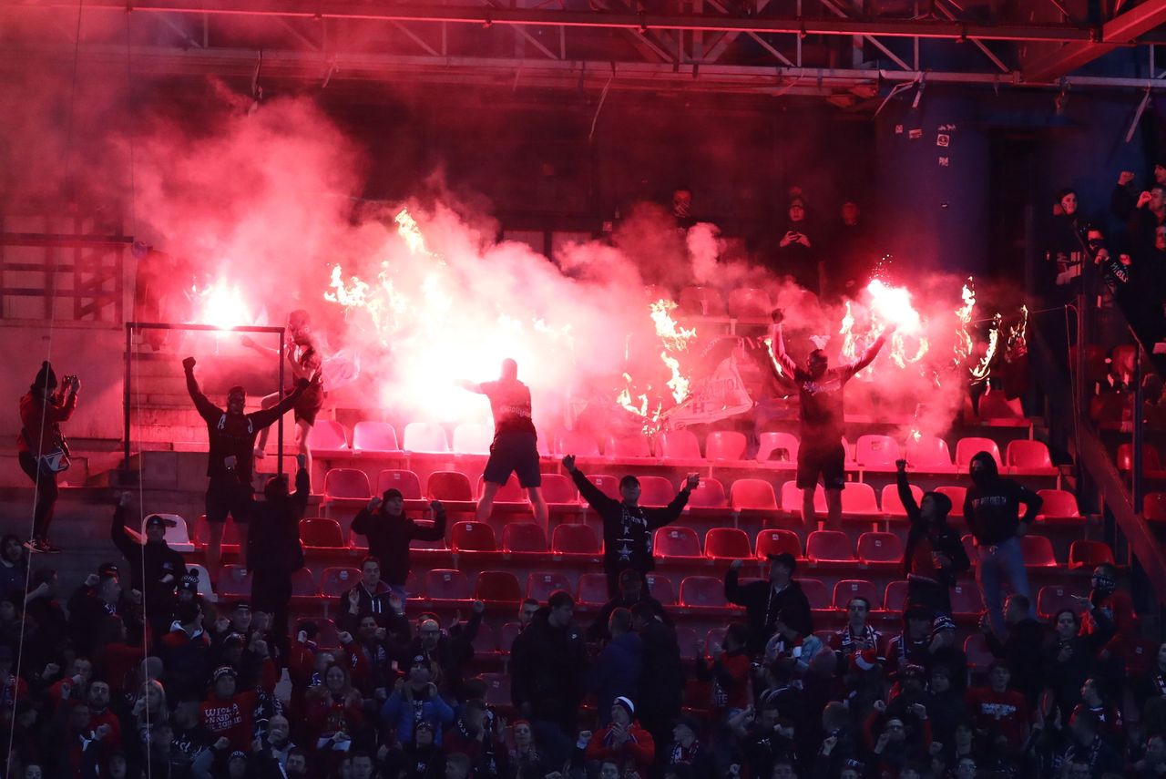 Kibole Wisły Kraków podpalili swój własny stadion. Klub nie chciał ich ścigać i sam pokrył straty