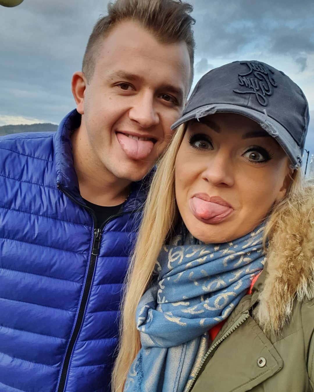 Dawid Narożny z partnerką