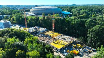 Kraków: Zabudowują ostatnie zielone przestrzenie wokół Tauron Areny. Pośród drzew wyrasta duży hotel