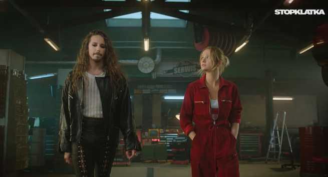 Stopklatka z kampanią przeciw stereotypom płciowym. Michał Szpak reklamuje serial „To nie ze mną”