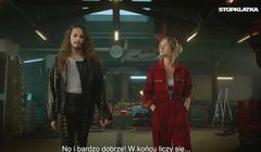 Stopklatka z kampanią przeciw stereotypom płciowym. Michał Szpak reklamuje serial „To nie ze mną”