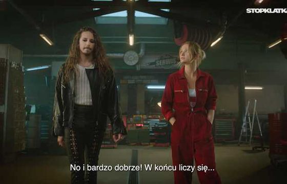 Stopklatka z kampanią przeciw stereotypom płciowym. Michał Szpak reklamuje serial „To nie ze mną”