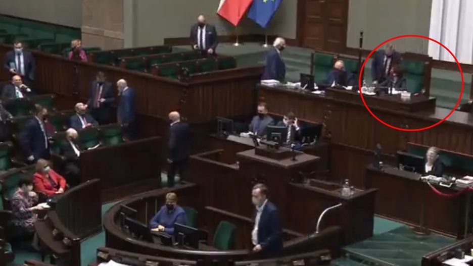 Nocna powtórka głosowania w Sejmie. Piotr Gliński przekazuje marszałek, że jest "prośba szefa"