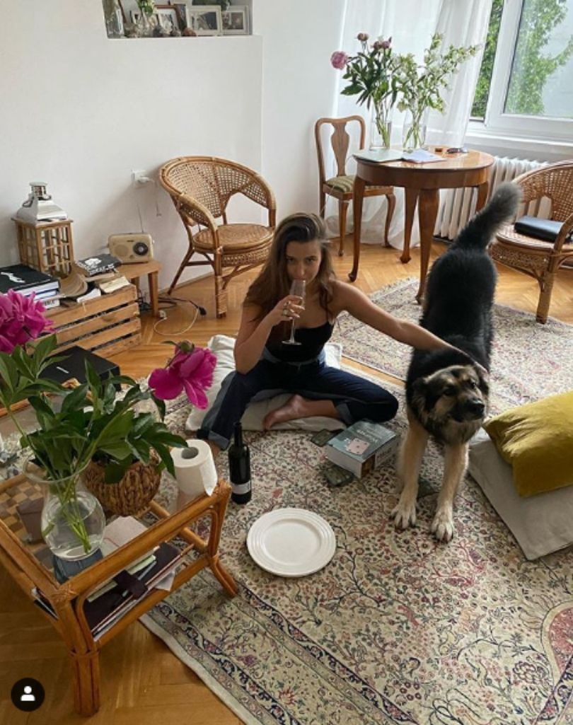 Julia Wieniawa umila sobie wieczór lampką wina i grą w karty