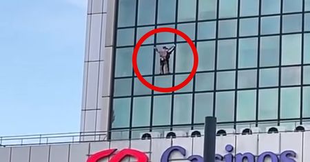 Sceny w Warszawie. 24-latek wspiął się na hotel