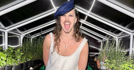 Michał Szpak zachwyca fanów, przechadzając się korytarzem W MAJTKACH i niebotycznie wysokich kozakach (FOTO)