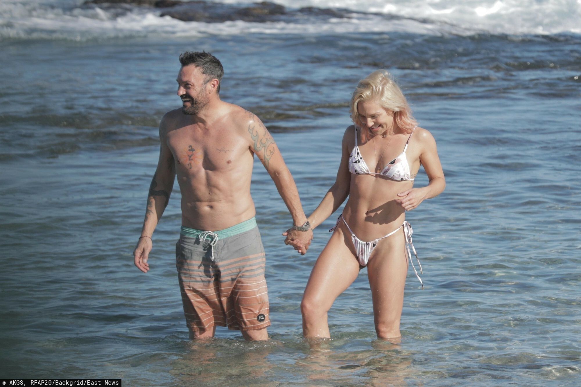 Brian Austin Green i Sharna Burgess trzymają się za ręce i całują, spędzając pierwsze dni nowego roku na Florydzie
