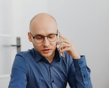 Dzwonią do Polaków. Pytają nawet o zarobki. GUS wyjaśnia