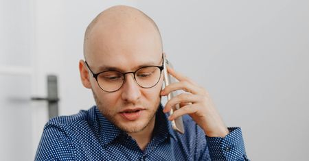 Dzwonią do Polaków. Pytają nawet o zarobki. GUS wyjaśnia