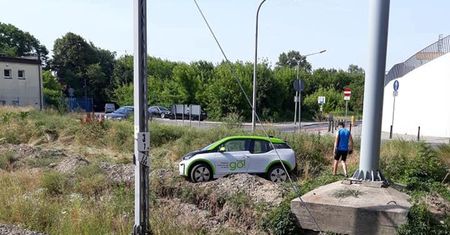 Spieszył się na pociąg? BMW i3 z carsharingu zostawione przy torach