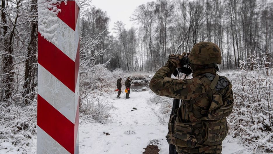 Rzecznik podlaskiej policji Tomasz Krupa poinformował, że ciało znaleźli żołnierze w odległości około 9 km od granicy polsko-białoruskiej. (PAP, Wojtek Jargiło)