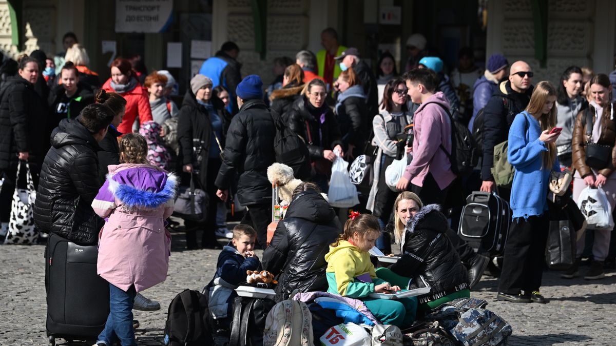 Uchodźcy z Ukrainy na dworcu PKP Przemyśl Główny