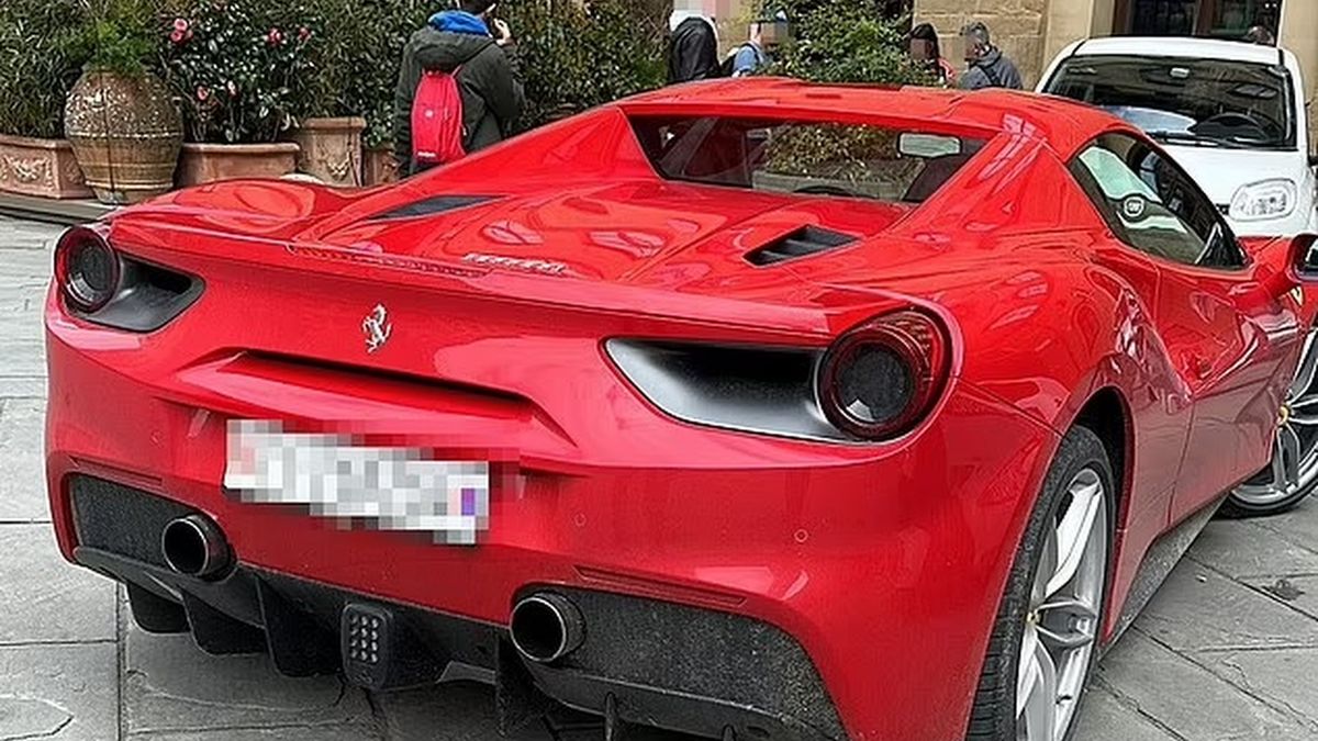 Wjechał sportowym Ferrari do historycznego centrum Florencji