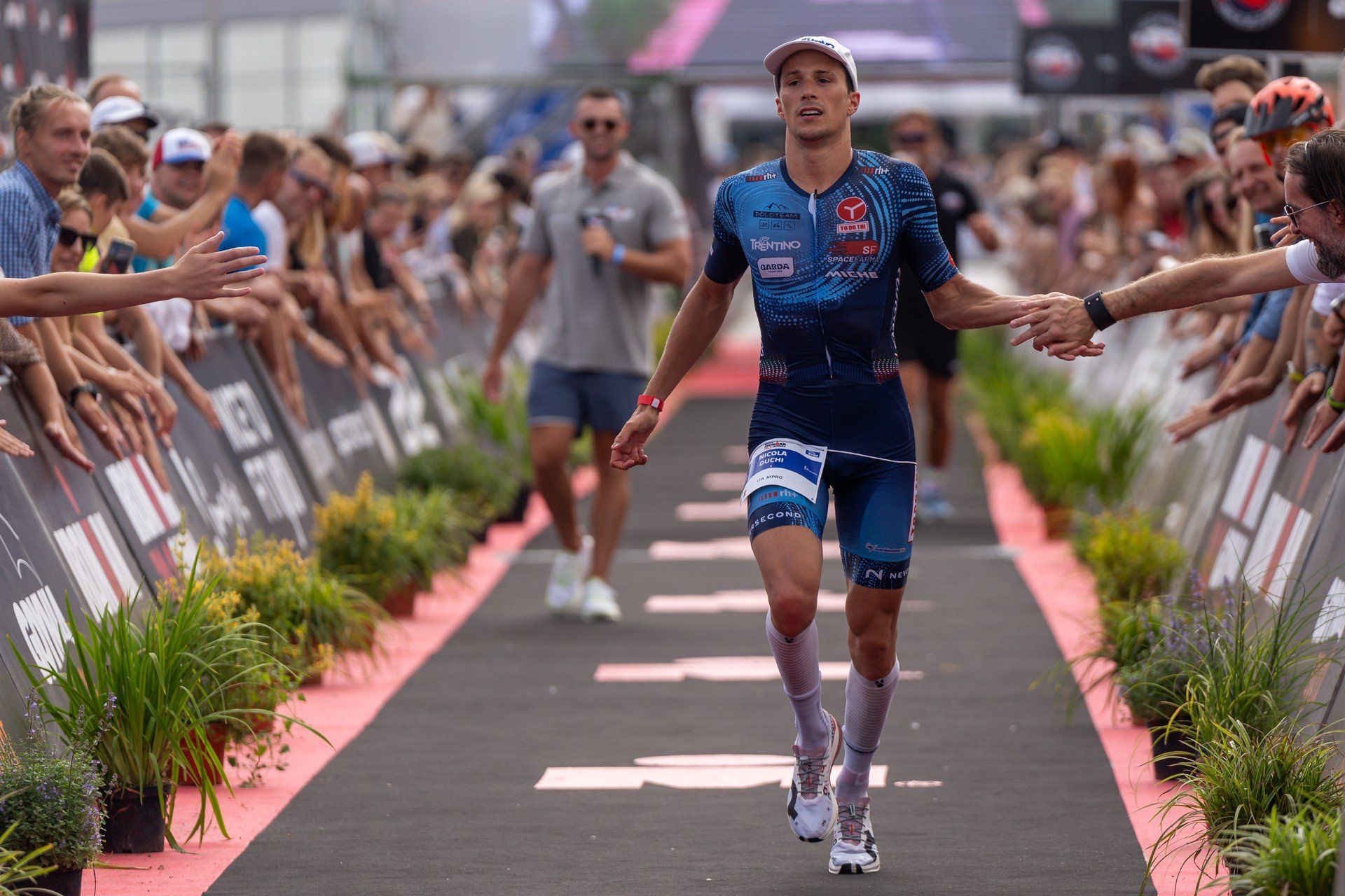 Zawodnicy na trasie w Gdyni podczas zawodów Enea Ironman 70.3 w dniu 4 sierpnia 2024 roku. Do pokonania było 1,9 km wpław, 90 km jazdy na rowerze i 21,1 km biegu