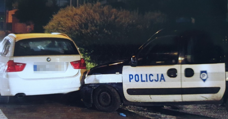 Wycofał prosto w radiowóz. Ledwie trzymał się na nogach