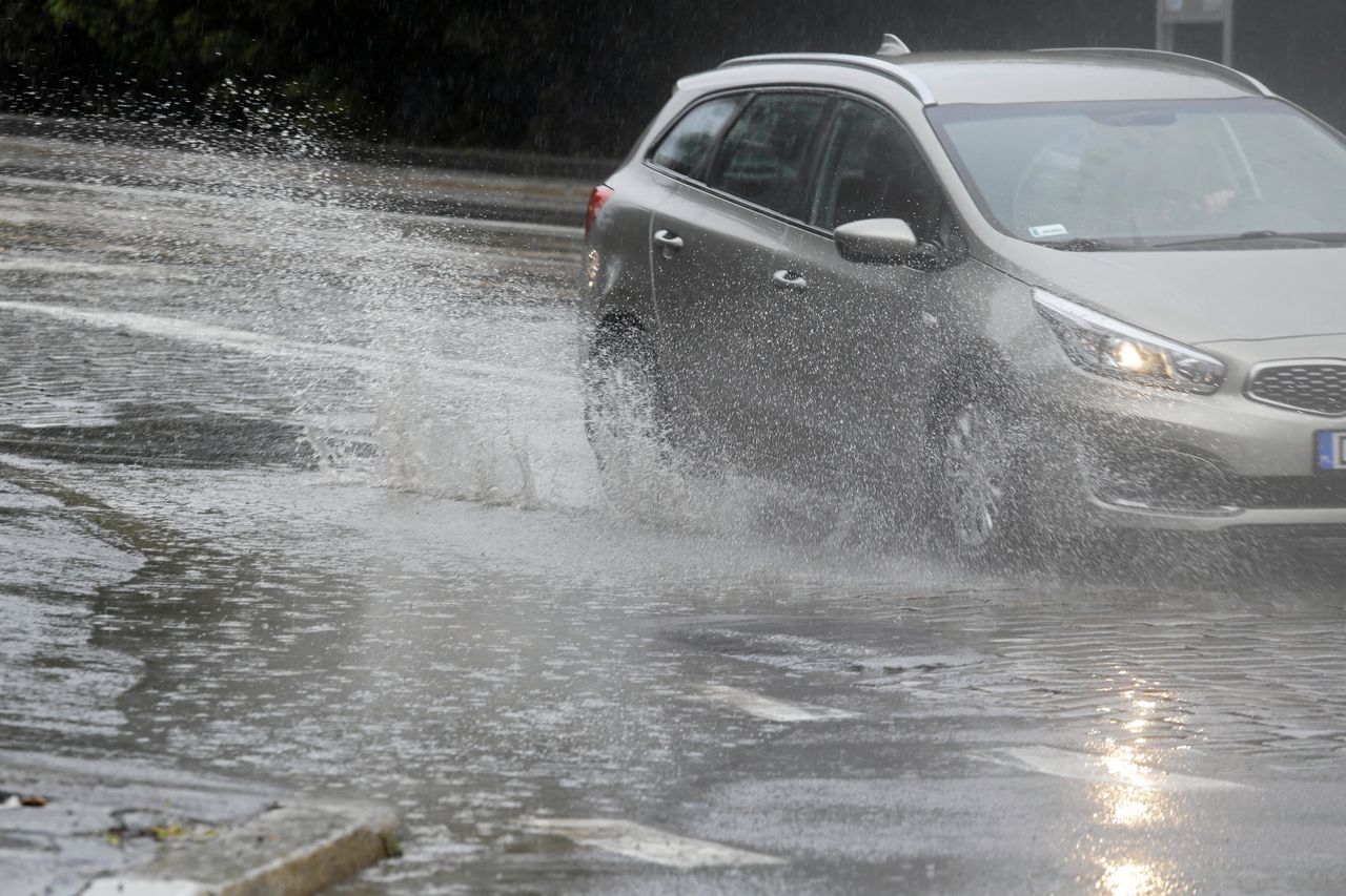 Nawałnice i burze nad Polską. Powalone drzewa, zalane domy i ulice