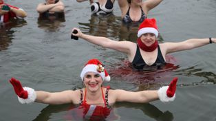 Chełmno: Zimno, ale wesoło! Tak wyglądało mikołajkowe morsowanie, 7 grudnia 2025