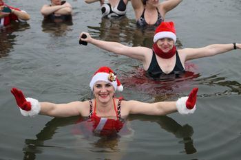 Chełmno: Zimno, ale wesoło! Tak wyglądało mikołajkowe morsowanie, 7 grudnia 2025